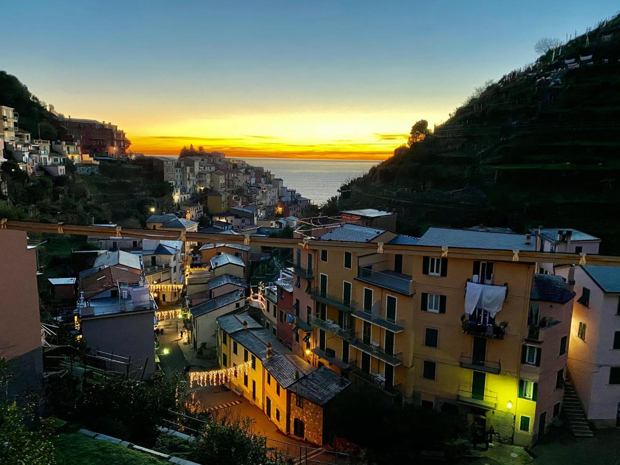 The Manarola Main Plaza Hotel Exterior photo